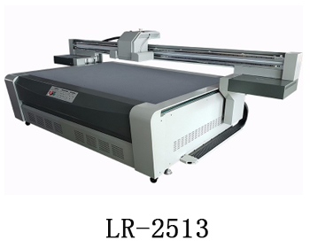 LR-2513通常我們也稱為萬能打印機(jī)，他是根據(jù)國際標(biāo)準(zhǔn)尺寸而來，加上這種uv機(jī)器不收材質(zhì)約束，差不多什么都可以打印，通常我們也稱之為萬能打印機(jī)